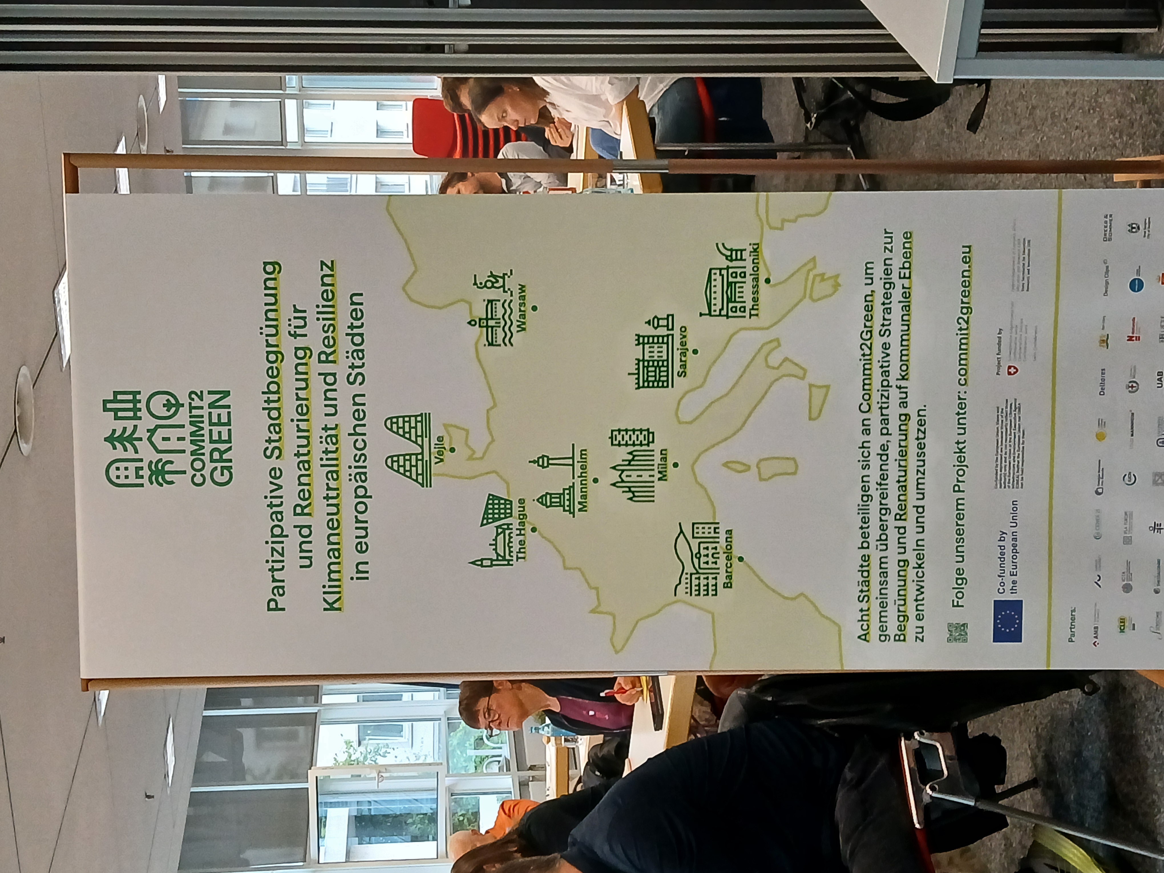 Roll-up-Banner des Projekts Commit2Green mit Europakarte