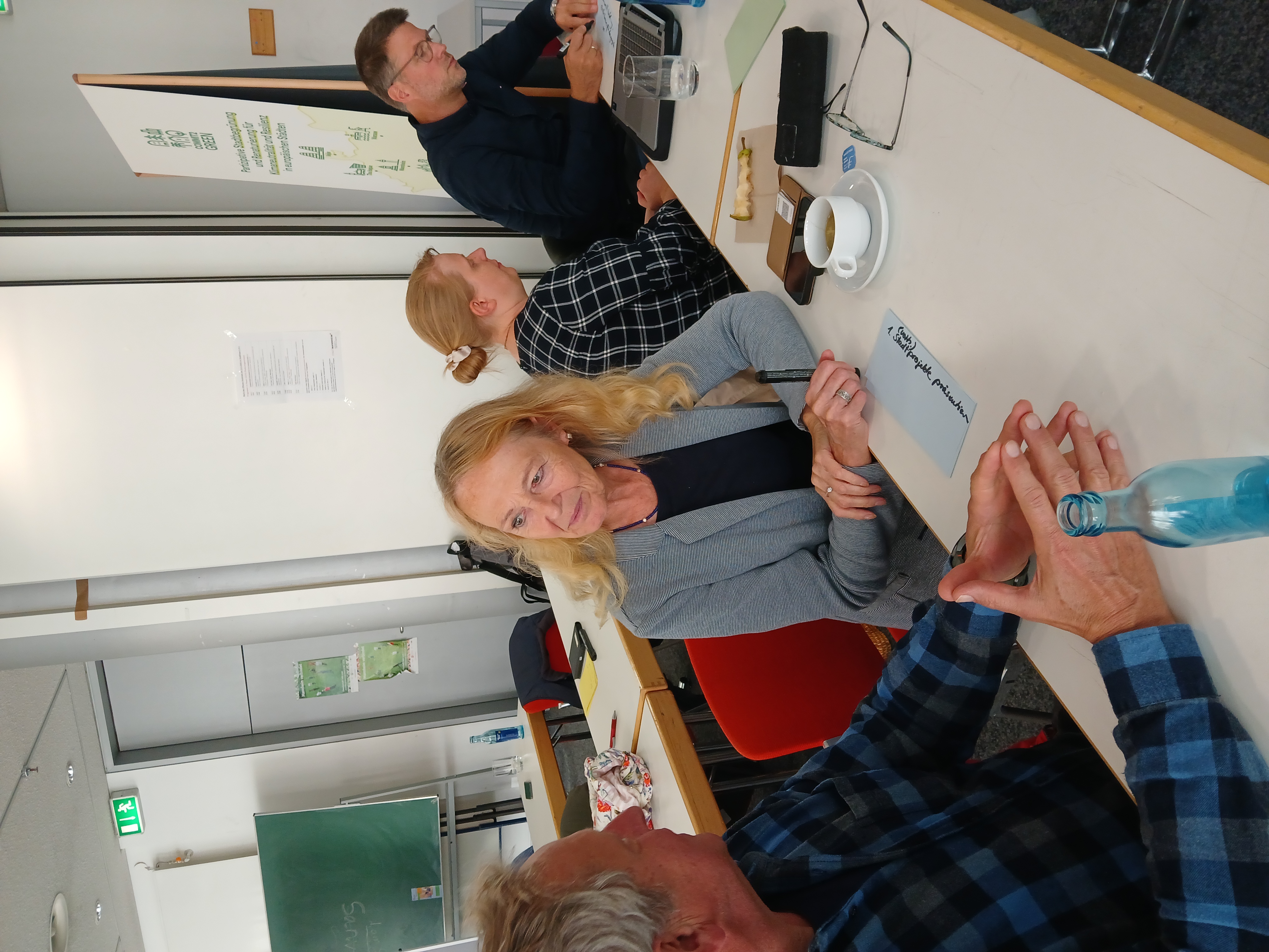 Workshop mit Bürgerinnen und Bürgern an einem Tisch