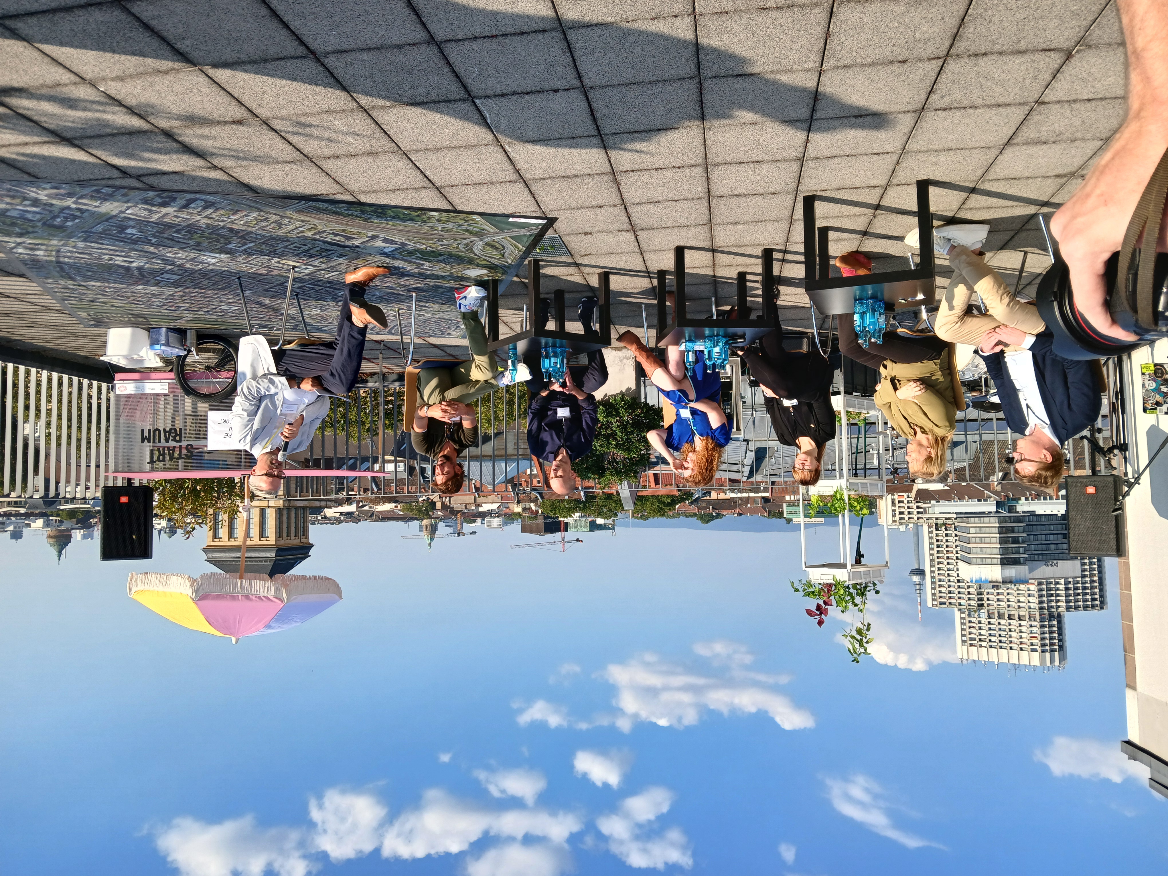 Dachterrasse mit Sitzgruppe, Sonnenschirm und Blick auf die Mannheimer Innenstadt